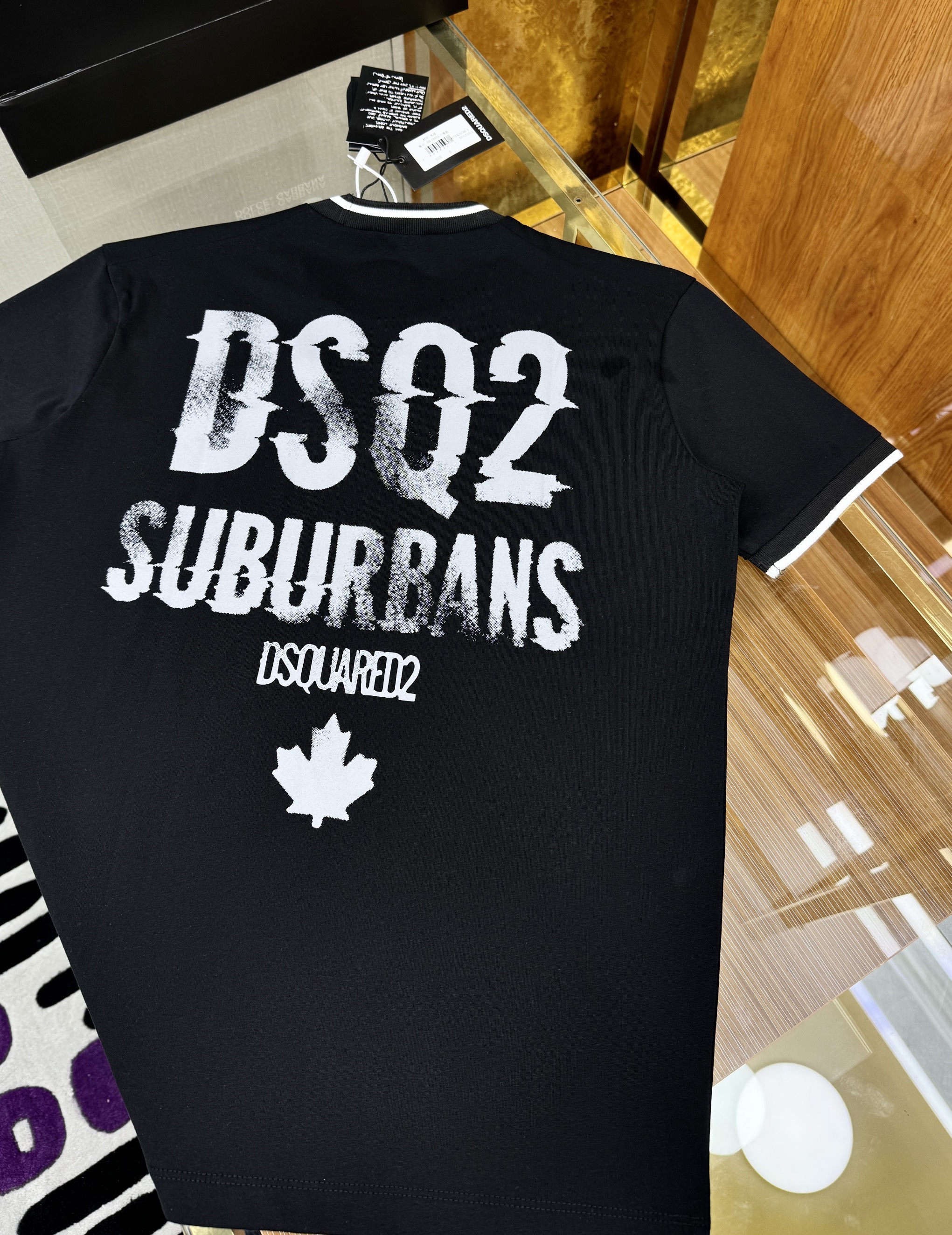 Áo phông T-shirt Dsquared2 DSQ2 logo tag vuông cổ họa tiết chữ lưng Like Auth on web CD